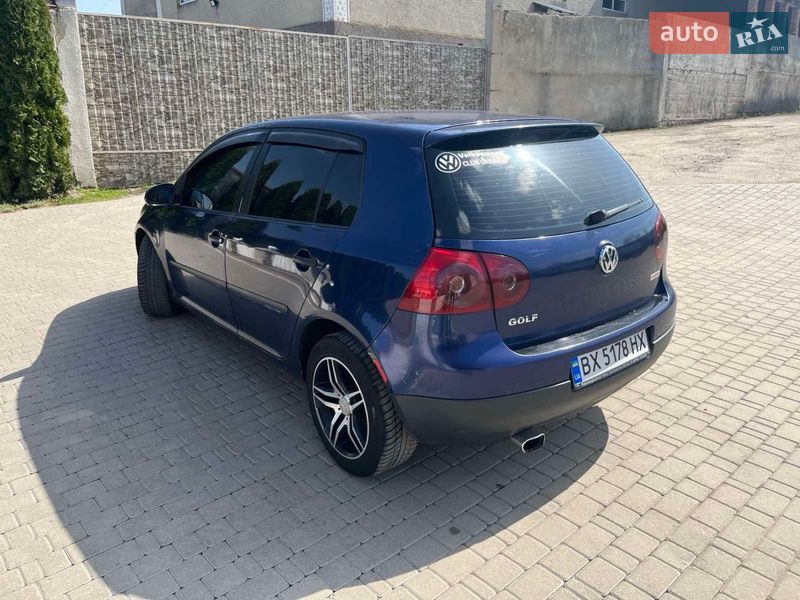 Хэтчбек Volkswagen Golf 2005 в Новой Ушице
