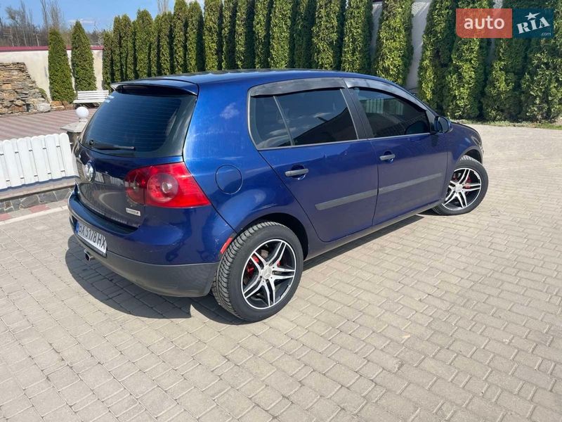 Хэтчбек Volkswagen Golf 2005 в Новой Ушице