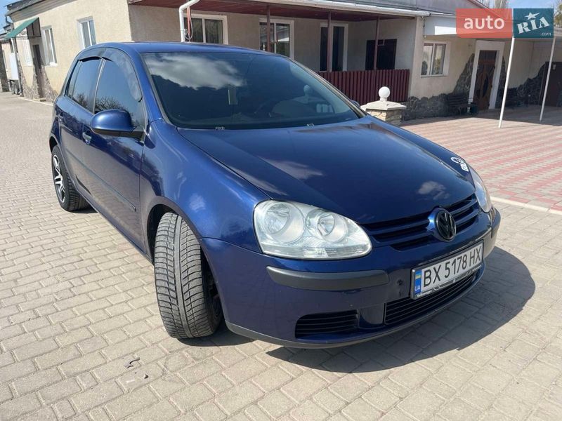 Хэтчбек Volkswagen Golf 2005 в Новой Ушице