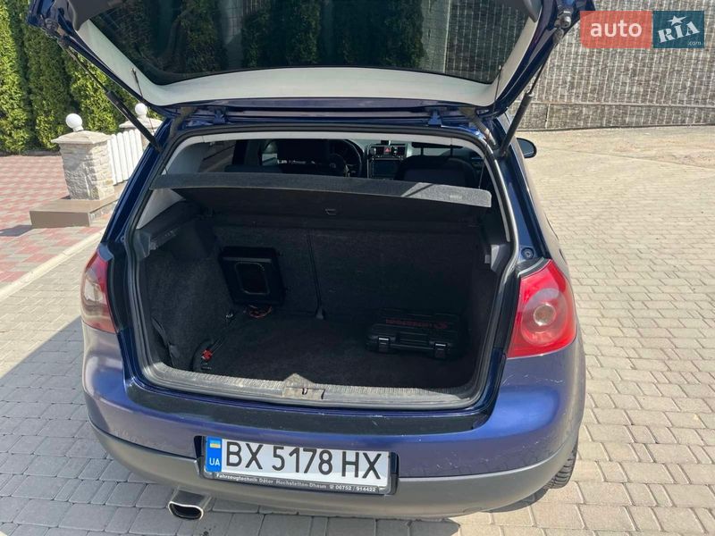 Хэтчбек Volkswagen Golf 2005 в Новой Ушице