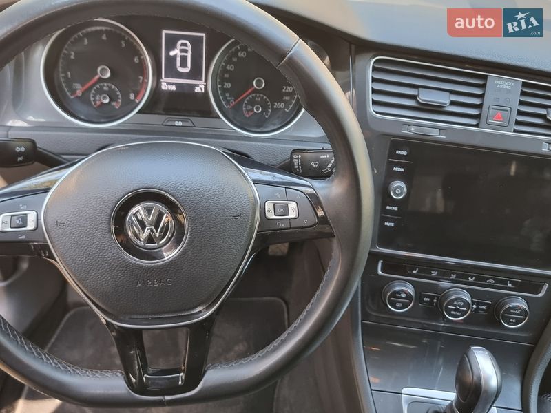 Хэтчбек Volkswagen Golf 2018 в Киеве