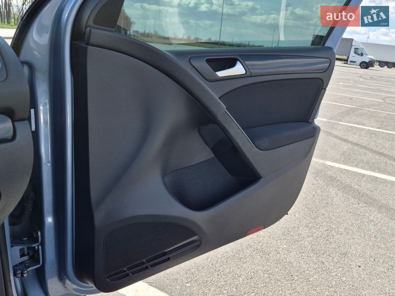 Хэтчбек Volkswagen Golf 2011 в Днепре