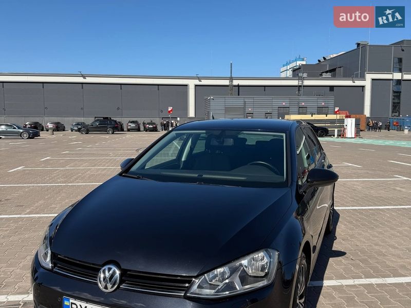 Хэтчбек Volkswagen Golf 2016 в Киеве