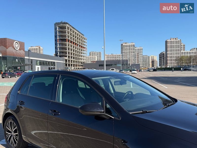 Хэтчбек Volkswagen Golf 2016 в Киеве