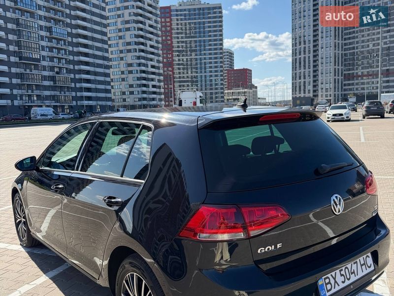Хэтчбек Volkswagen Golf 2016 в Киеве