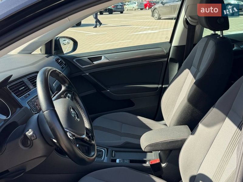 Хэтчбек Volkswagen Golf 2016 в Киеве