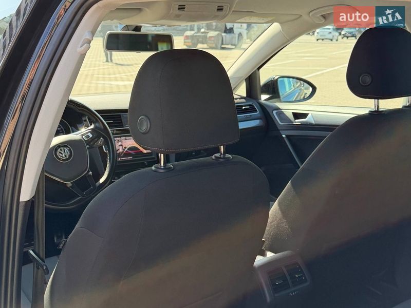 Хэтчбек Volkswagen Golf 2016 в Киеве