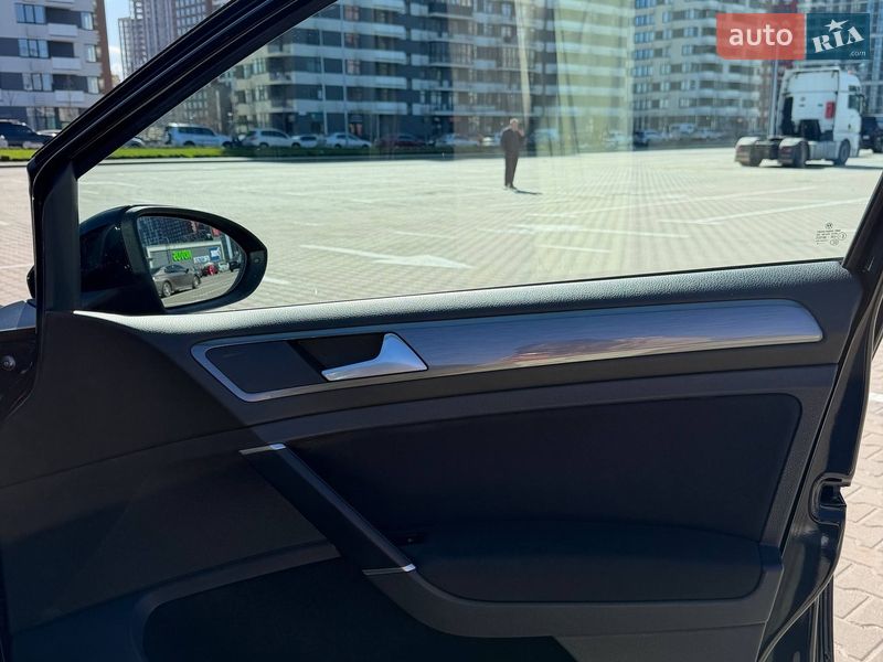 Хэтчбек Volkswagen Golf 2016 в Киеве