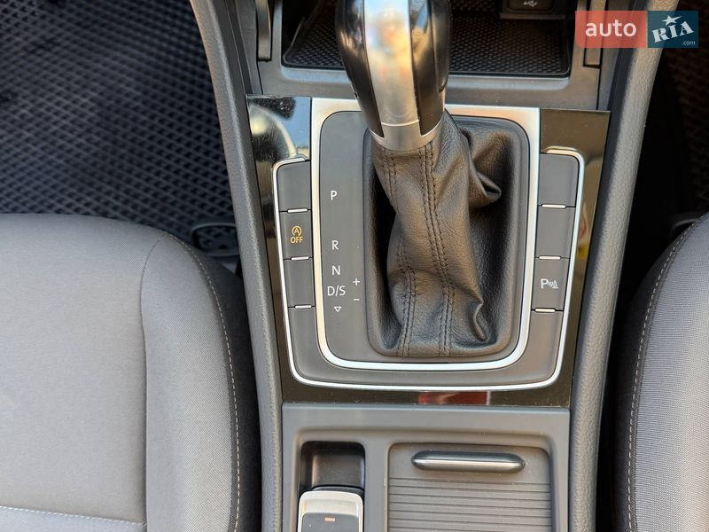 Хэтчбек Volkswagen Golf 2016 в Киеве