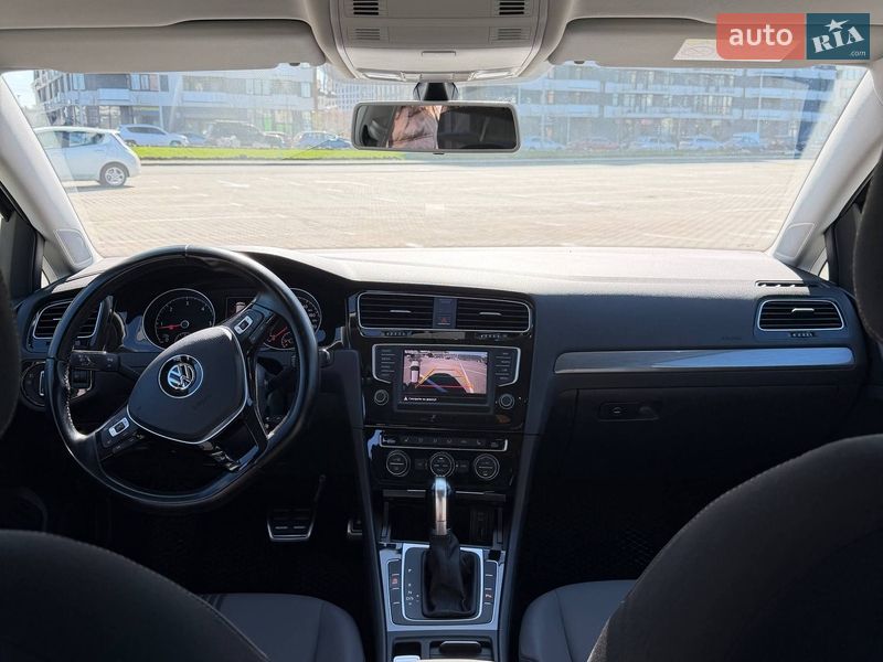 Хэтчбек Volkswagen Golf 2016 в Киеве