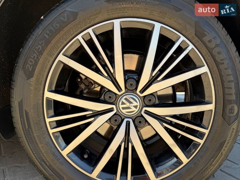 Хэтчбек Volkswagen Golf 2016 в Киеве