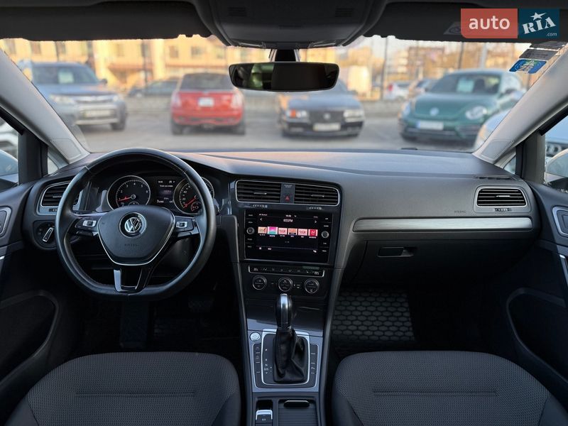 Хэтчбек Volkswagen Golf 2018 в Киеве