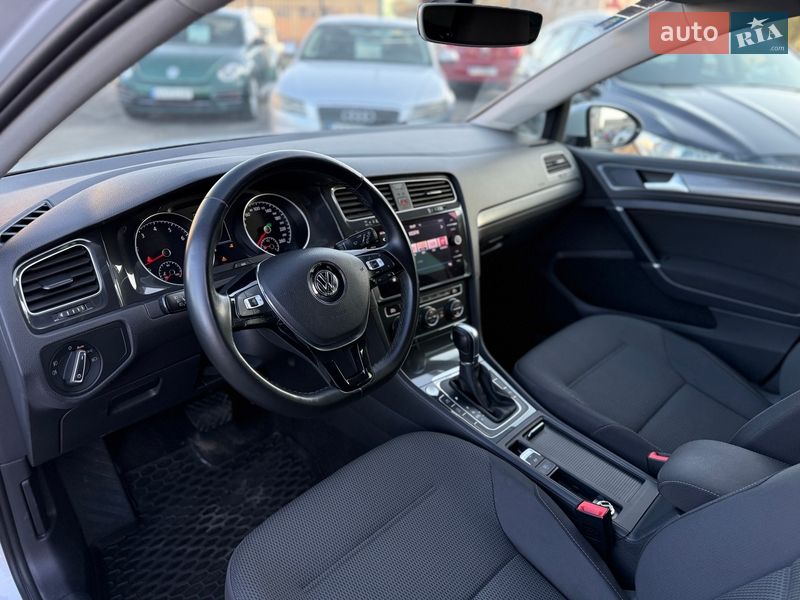 Хэтчбек Volkswagen Golf 2018 в Киеве