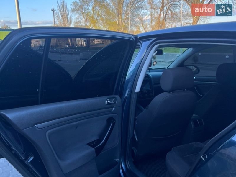 Хетчбек Volkswagen Golf 2004 в Дніпрі