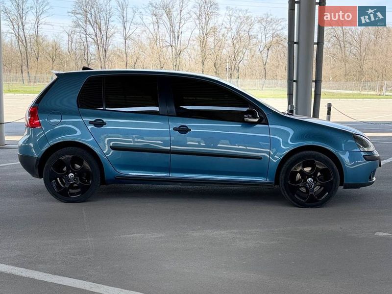 Хэтчбек Volkswagen Golf 2005 в Запорожье