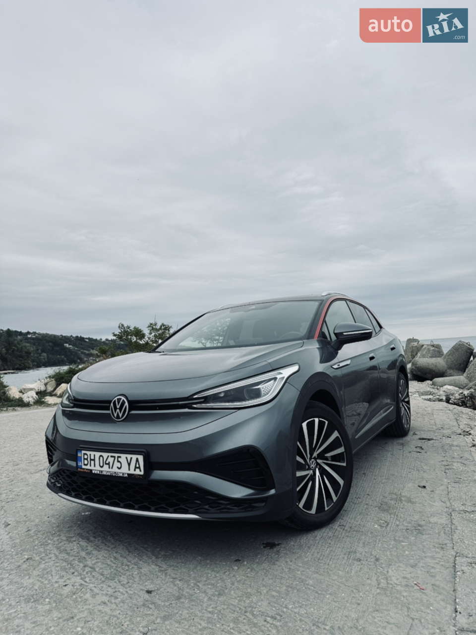 Продається Volkswagen ID.4 Pro, 2022 року випуску.
Автомобіль у відмінному технічному та візуальному стані, повністю цілий, без ДТП, жодного ремонту не потребує.

🔋 Батарея у хорошому стані, тримає заряд нормально, помилок немає.
🚗 Машина доглянута, їздить щодня, повністю готова до експлуатації.
🛠 Усі системи працюють справно, вкладень не потребує.

Авто знаходиться зараз у Болгарії, м. Варна.
У разі реального покупця — організуємо доставку в м. Ізмаїл.

Колеса:
Літо: Передні: 235/50 R20
Задні: 255/45 R20
Оригінальні 20-дюймові диски,

Зимова гума R18 у відмінному стані.
