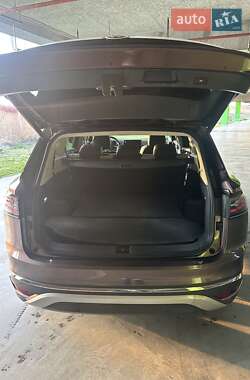 Позашляховик / Кросовер Volkswagen ID.6 Crozz 2023 в 