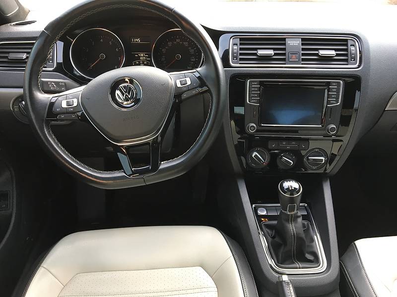 Седан Volkswagen Jetta 2016 в Львові