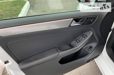 Седан Volkswagen Jetta 2016 в 