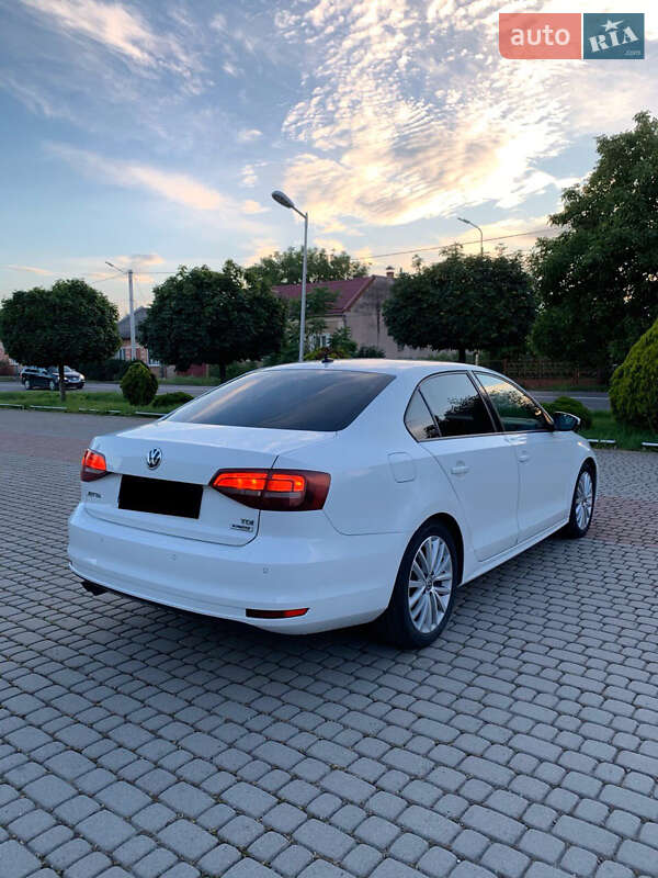 Седан Volkswagen Jetta 2016 в Ужгороде