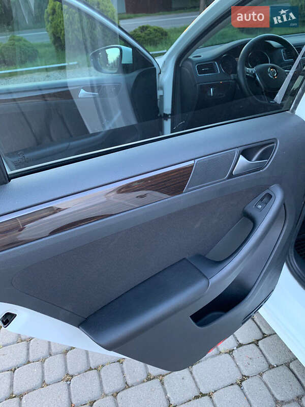 Седан Volkswagen Jetta 2016 в Ужгороде