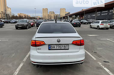 Седан Volkswagen Jetta 2016 в 
