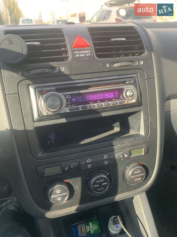 Седан Volkswagen Jetta 2006 в Києві