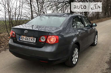 Хэтчбек Volkswagen Jetta 2005 в 