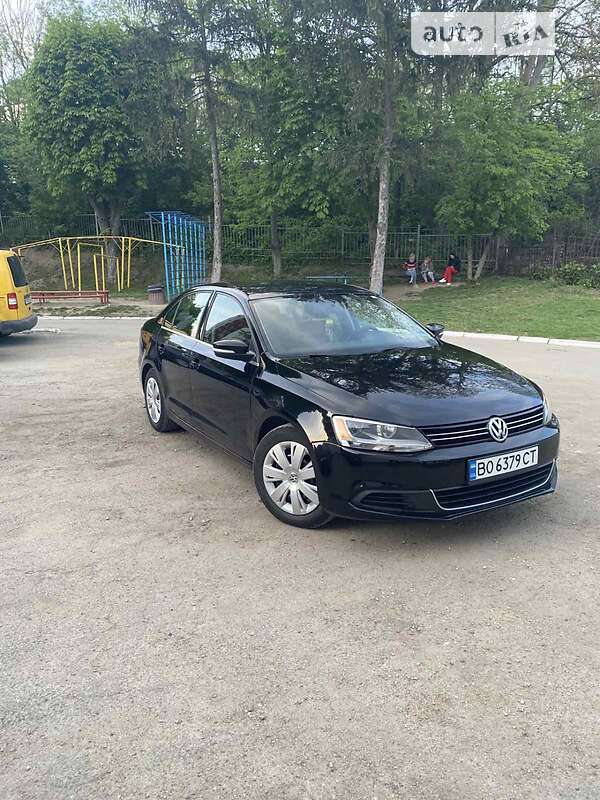 Седан Volkswagen Jetta 2013 в Львові