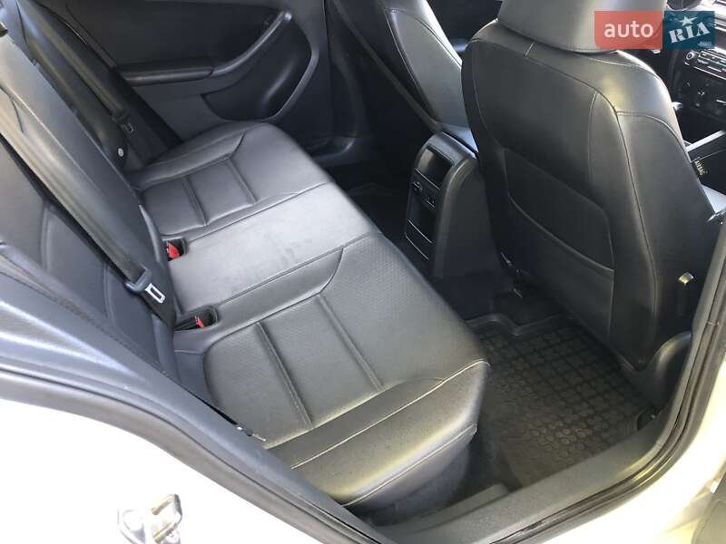 Седан Volkswagen Jetta 2013 в Дніпрі