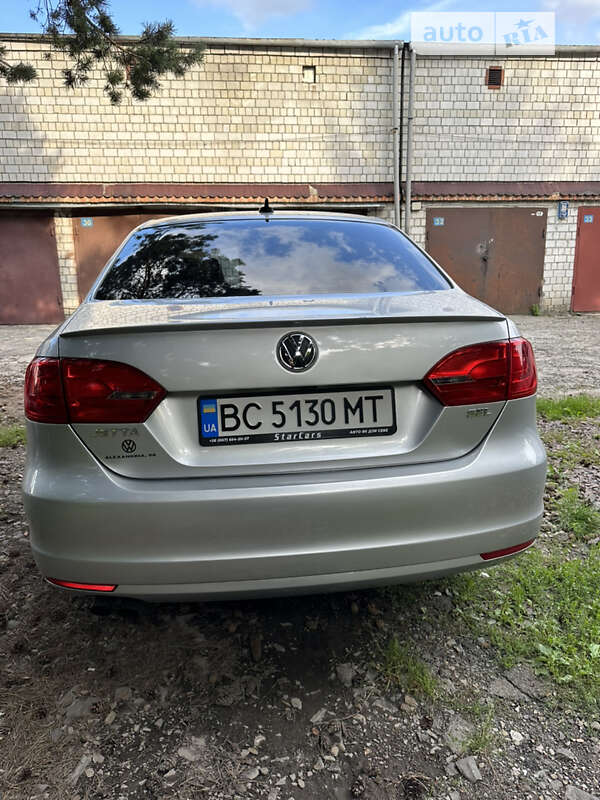 Седан Volkswagen Jetta 2013 в Львове