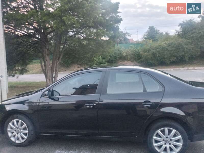 Седан Volkswagen Jetta 2006 в Новых Санжарах