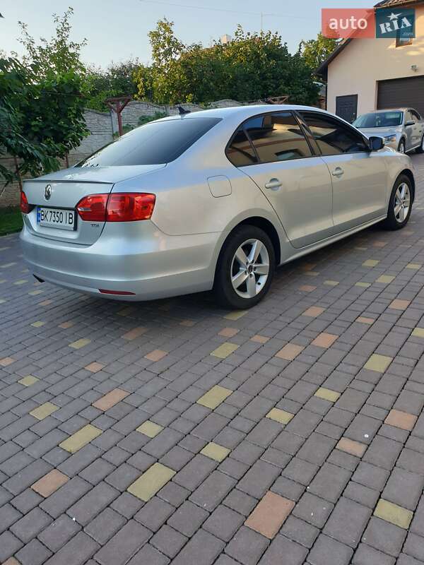 Седан Volkswagen Jetta 2011 в Ровно