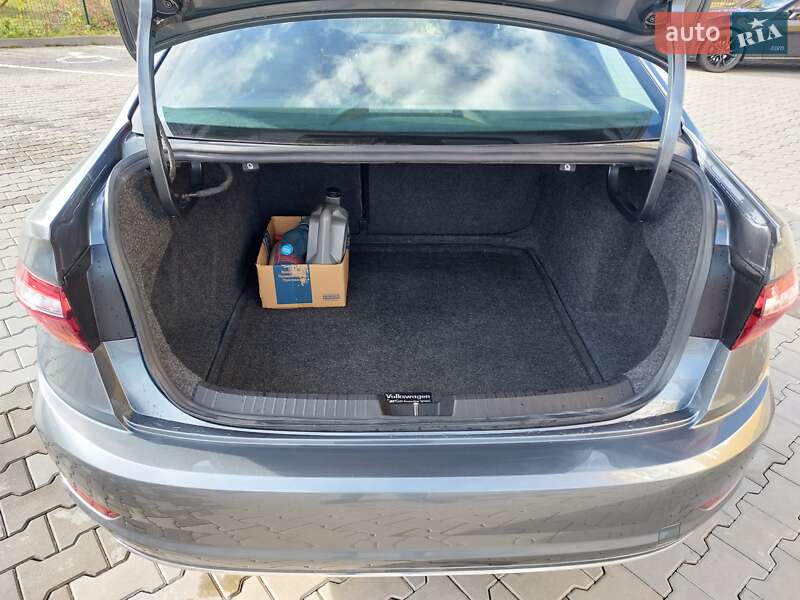 Седан Volkswagen Jetta 2019 в Луцьку