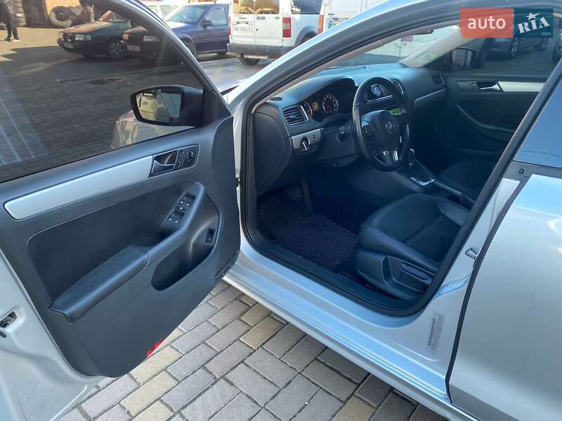 Седан Volkswagen Jetta 2011 в Ровно