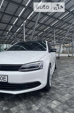 Седан Volkswagen Jetta 2013 в Львові