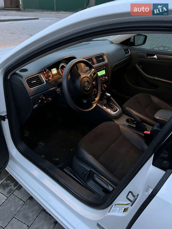 Седан Volkswagen Jetta 2013 в Львові