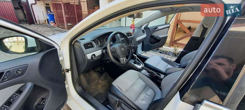 Седан Volkswagen Jetta 2013 в Ужгороде