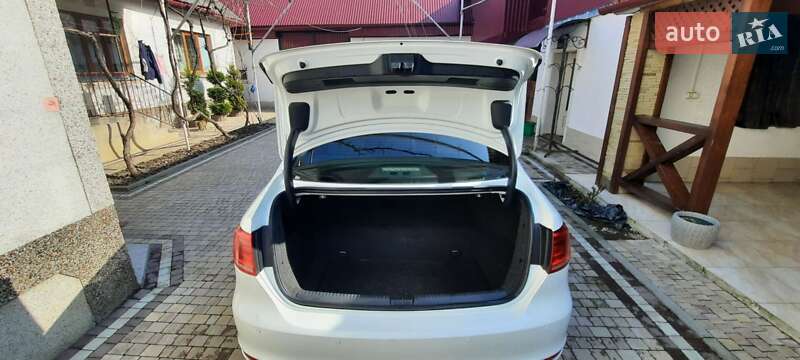 Седан Volkswagen Jetta 2013 в Ужгороде