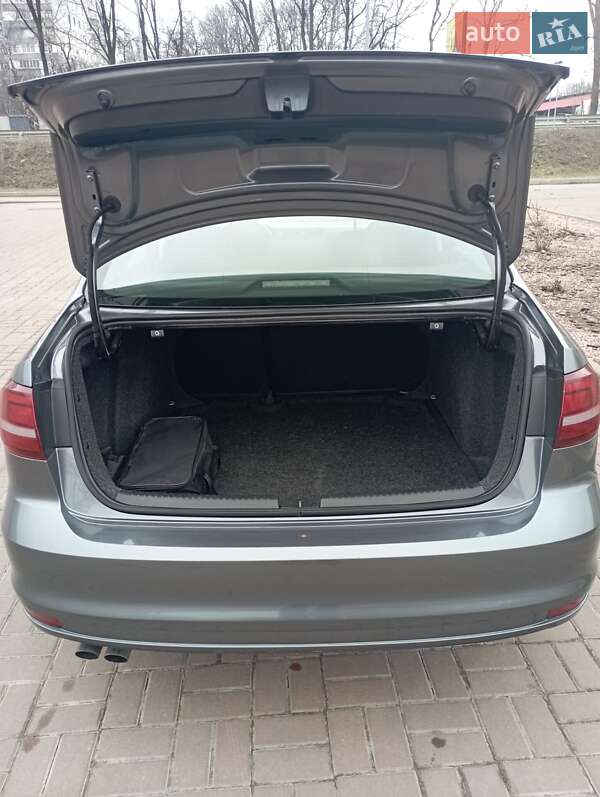 Седан Volkswagen Jetta 2015 в Полтаві