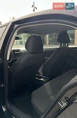 Седан Volkswagen Jetta 2011 в 