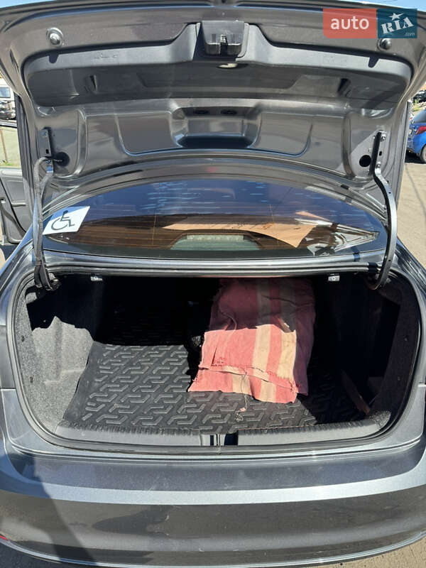 Седан Volkswagen Jetta 2016 в Ровно