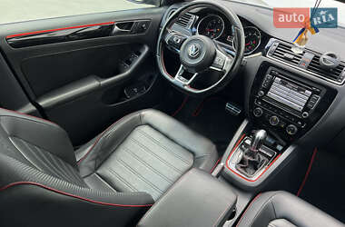 Седан Volkswagen Jetta 2015 в 