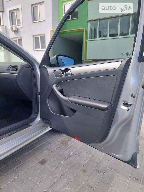 Седан Volkswagen Jetta 2015 в Львові