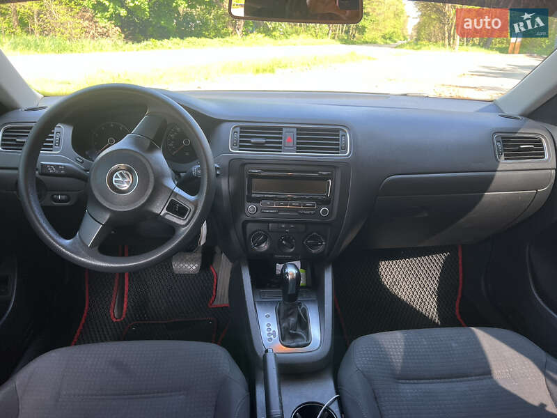 Седан Volkswagen Jetta 2013 в Ромнах