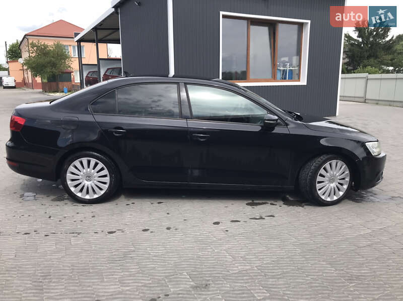 Седан Volkswagen Jetta 2011 в Рогатине