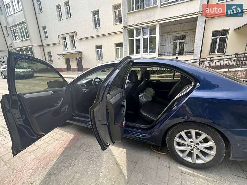 Седан Volkswagen Jetta 2013 в Львове