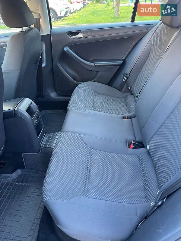 Седан Volkswagen Jetta 2014 в Львові