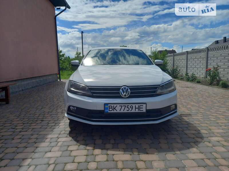 Седан Volkswagen Jetta 2015 в Рівному