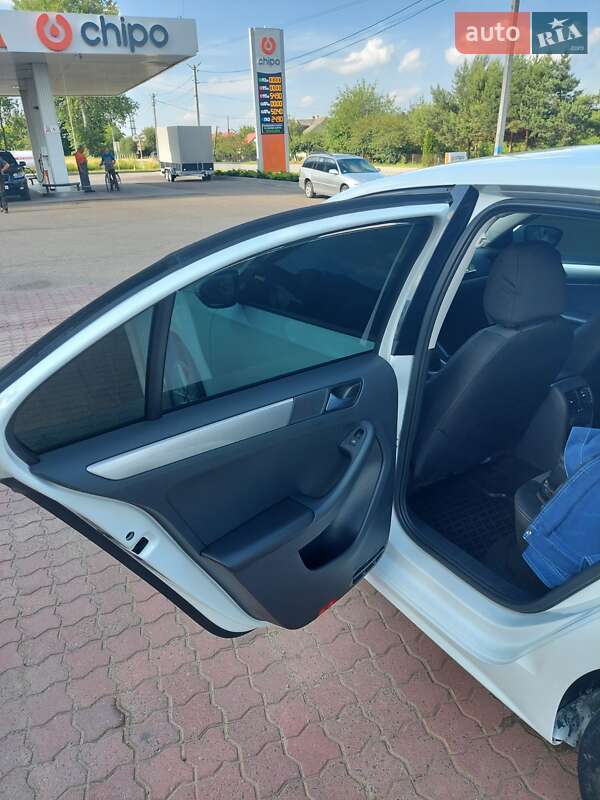 Седан Volkswagen Jetta 2016 в Мостиске